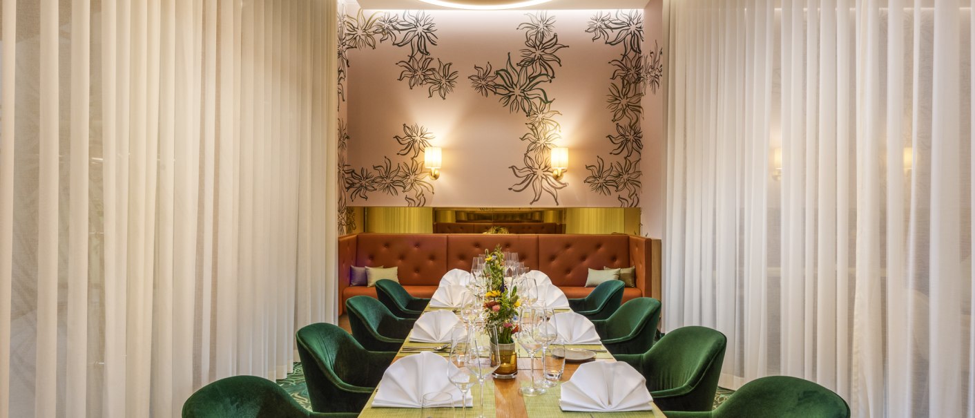 Eleganter privater Speiseraum mit grünem Teppich, grünen Stühlen und dekorativem Tisch. Moderne Beleuchtung und florale Wandmuster., © Mövenpick Hotel Stuttgart Messe & Congress Eleganter privater Speiseraum mit grünem Teppich, grünen Stühlen und dekorativem Tisch. Moderne Beleuchtung und florale Wandmuster., © Mövenpick Hotel Stuttgart Messe & Congress