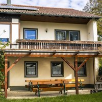 Zweistöckiges Gebäude mit Balkon, Solarpanelen auf dem Dach, umgeben von Bäumen. Eine Holzbank steht davor., © Stuttgart Marketing GmbH, Sarah Schmid Zweistöckiges Gebäude mit Balkon, Solarpanelen auf dem Dach, umgeben von Bäumen. Eine Holzbank steht davor., © Stuttgart Marketing GmbH, Sarah Schmid