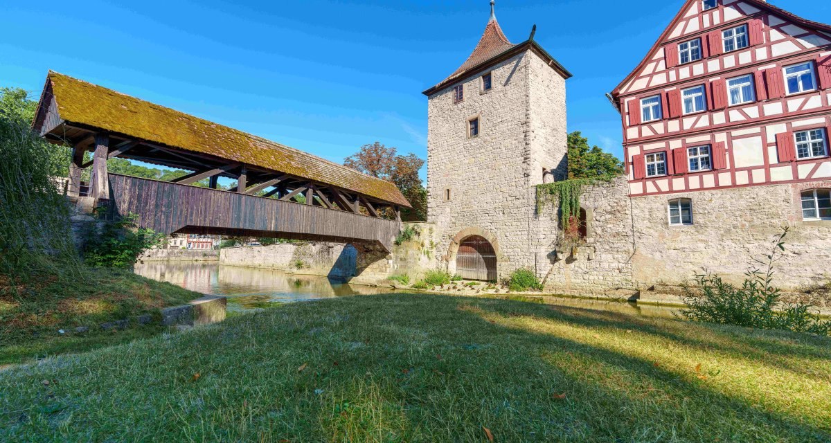 Der Sulferturm in Schw&auml;bisch Hall mit einer &uuml;berdachten Holzbr&uuml;cke und einem Fachwerkhaus bei sonnigem Wetter., &copy; Michael K&uuml;hneisen