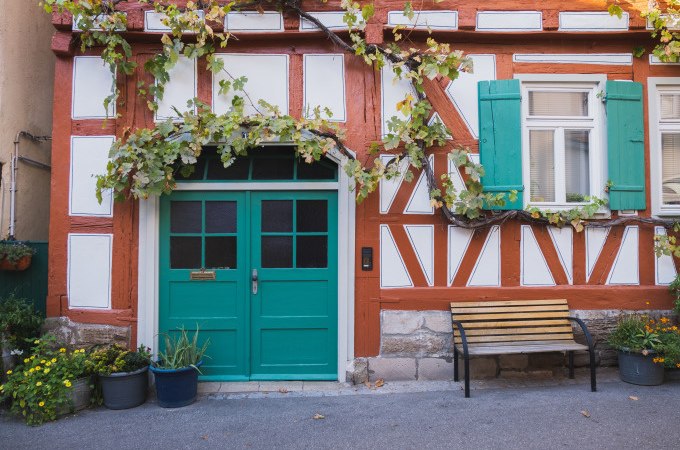 Fachwerkhaus mit grüner Tür und Fensterläden, Weinreben ranken an der Fassade. Eine Bank steht davor, umgeben von Blumentöpfen., © Eigenbetrieb Tourismus und Citymanagement Schorndorf Fachwerkhaus mit grüner Tür und Fensterläden, Weinreben ranken an der Fassade. Eine Bank steht davor, umgeben von Blumentöpfen., © Eigenbetrieb Tourismus und Citymanagement Schorndorf