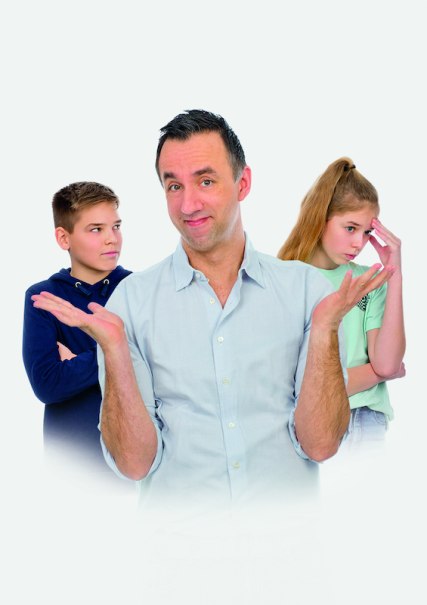 Ein Mann hebt die Schultern, während ein Junge und ein Mädchen im Hintergrund stehen. Der Junge schaut skeptisch, das Mädchen wirkt genervt., © Stadtverwaltung Marbach Ein Mann hebt die Schultern, während ein Junge und ein Mädchen im Hintergrund stehen. Der Junge schaut skeptisch, das Mädchen wirkt genervt., © Stadtverwaltung Marbach