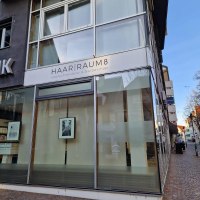 Außenansicht des Friseursalons 'HAAR|RAUM8' mit großen Glasfenstern und moderner Architektur., © cStadtNürtingen Außenansicht des Friseursalons 'HAAR|RAUM8' mit großen Glasfenstern und moderner Architektur., © cStadtNürtingen