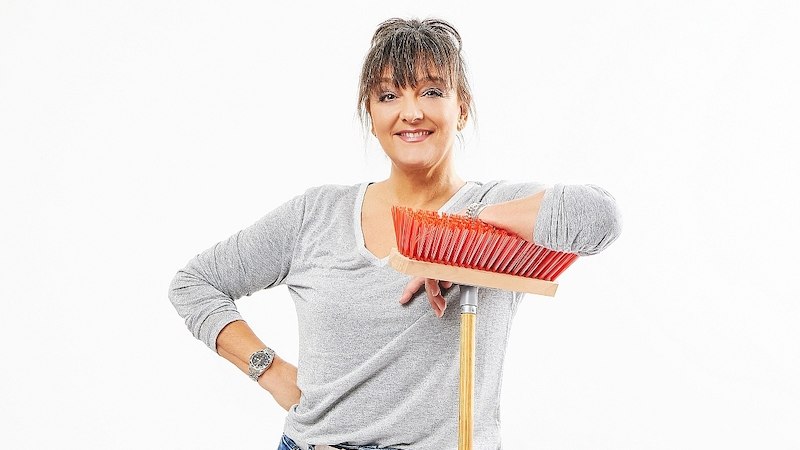Frau in grauem Pullover und Jeans lehnt lächelnd auf einen roten Besen vor weißem Hintergrund., © Stadtverwaltung Marbach Frau in grauem Pullover und Jeans lehnt lächelnd auf einen roten Besen vor weißem Hintergrund., © Stadtverwaltung Marbach
