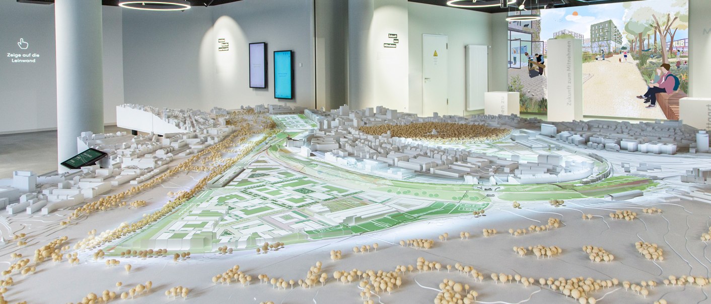 Ein detailliertes Stadtmodell zeigt die geplante Entwicklung des Rosenstein-Areals in Stuttgart, präsentiert in einer modernen Ausstellung., © Stadt Stuttgart / Fabian Schöttle