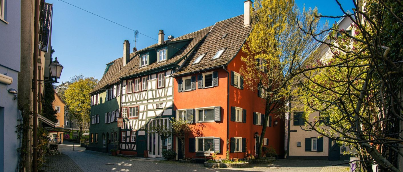 Fachwerkhäuser in der Altstadt von Schorndorf, umgeben von Bäumen und blauem Himmel. Die Gebäude sind bunt gestrichen und strahlen im Sonnenlicht., © Stuttgart-Marketing GmbH, Sarah Schmid Fachwerkhäuser in der Altstadt von Schorndorf, umgeben von Bäumen und blauem Himmel. Die Gebäude sind bunt gestrichen und strahlen im Sonnenlicht., © Stuttgart-Marketing GmbH, Sarah Schmid