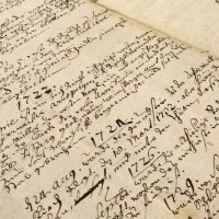 Nahaufnahme eines alten handgeschriebenen Dokuments mit Notizen und Jahreszahlen, die auf historische Ereignisse hinweisen., &copy; &copy; T&E