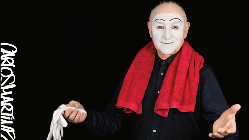 Ein Mann mit weiß geschminktem Gesicht, rotem Handtuch um den Hals und schwarzen Hemd hält weiße Handschuhe. Links steht "Carlos Martinez" geschrieben., © Carlos Martinez ©Bernd Eidenmueller Ein Mann mit weiß geschminktem Gesicht, rotem Handtuch um den Hals und schwarzen Hemd hält weiße Handschuhe. Links steht "Carlos Martinez" geschrieben., © Carlos Martinez ©Bernd Eidenmueller