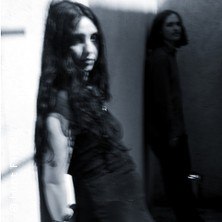 Verschwommenes Schwarz-Weiß-Foto von zwei Personen in einem schmalen Gang. Eine Person lehnt an der Wand, die andere steht im Hintergrund., © links im Bild Verschwommenes Schwarz-Weiß-Foto von zwei Personen in einem schmalen Gang. Eine Person lehnt an der Wand, die andere steht im Hintergrund., © links im Bild