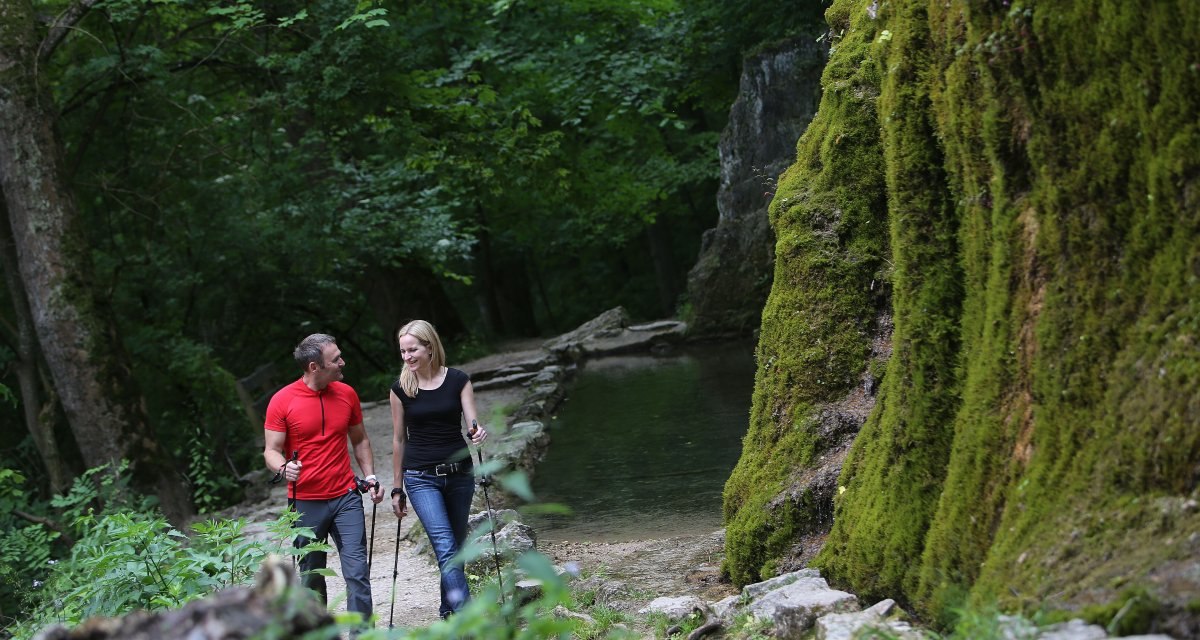 Zwei Wanderer laufen am Gütersteiner Wasserfall entlang, © Bad Urach Tourismus Zwei Wanderer laufen am Gütersteiner Wasserfall entlang, © Bad Urach Tourismus