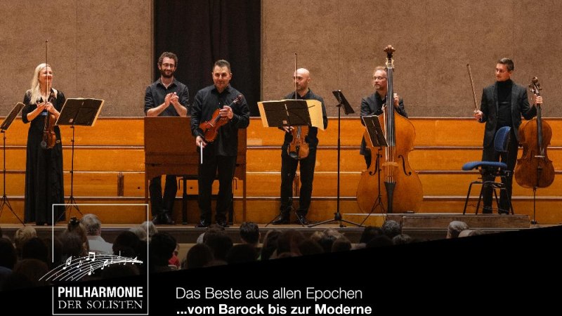 Ein Ensemble von Musikern steht auf einer B&uuml;hne mit Streichinstrumenten. Der Schriftzug "Philharmonie der Solisten" ist sichtbar., &copy; Philharmonie der Solisten