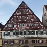 Fachwerkhaus in Esslingen mit rotem Giebel und der Aufschrift 'Alfred Kielmeyer. Seifenfabrikation. Kolonialwaren' auf der Fassade., © Andrea Gehrlach