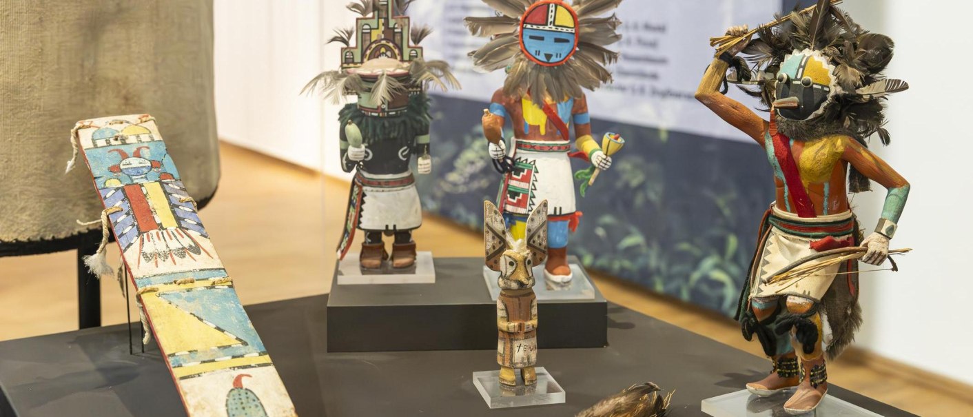 Traditionelle, bunte Figuren und Masken ausgestellt im Linden-Museum Stuttgart, auf einem Tisch arrangiert., © Stuttgart-Marketing GmbH, Sarah Schmid Traditionelle, bunte Figuren und Masken ausgestellt im Linden-Museum Stuttgart, auf einem Tisch arrangiert., © Stuttgart-Marketing GmbH, Sarah Schmid