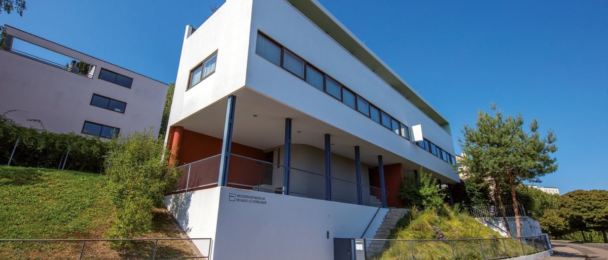 Modernes Geb&auml;ude des Weissenhofmuseums im Haus Le Corbusier mit wei&szlig;er Fassade und gro&szlig;en Fenstern, umgeben von Gr&uuml;nfl&auml;chen und blauem Himmel., &copy; Stuttgart-Marketing GmbH