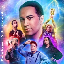 Bülent Ceylan in einer bunten Collage mit verschiedenen Posen und Outfits vor einem leuchtenden Hintergrund., © links im Bild Bülent Ceylan in einer bunten Collage mit verschiedenen Posen und Outfits vor einem leuchtenden Hintergrund., © links im Bild