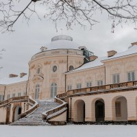 Schloss Solitude im Winter, bedeckt mit Schnee. Ein prächtiges Gebäude mit geschwungenen Treppen und kahlen Bäumen im Vordergrund., © SMG Thomas Niedermüller Schloss Solitude im Winter, bedeckt mit Schnee. Ein prächtiges Gebäude mit geschwungenen Treppen und kahlen Bäumen im Vordergrund., © SMG Thomas Niedermüller