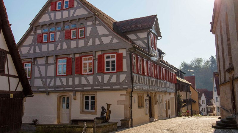 Fachwerkhäuser in Waldenbuch mit roten Fensterläden, sonniger Tag, enge Gasse, historische Architektur., © Stuttgart-Marketing GmbH