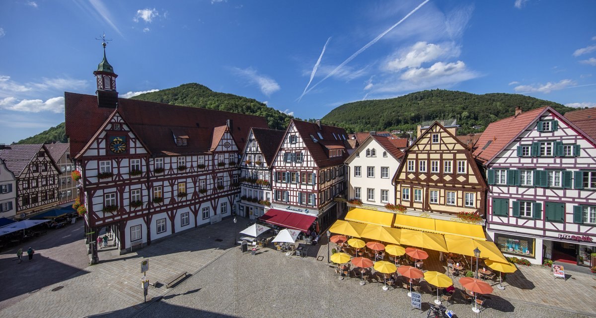Der Marktplatz l&auml;dt zum Verweilen ein, &copy; Bad Urach Tourismus