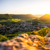 Panoramablick auf Bad Überkingen bei Sonnenuntergang, umgeben von grünen Hügeln und Wäldern., © Daniel Sorkalla