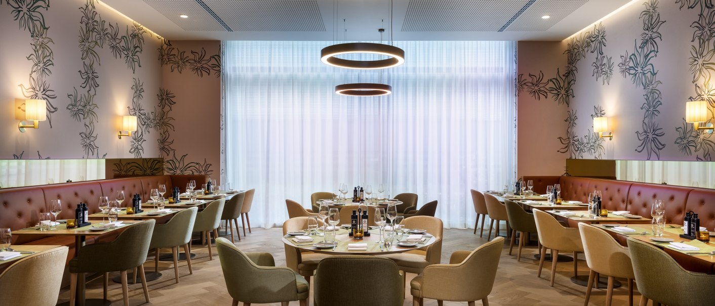 Elegantes Restaurant mit runden Tischen, modernen Leuchten und stilvoller Wanddekoration. Helle Vorhänge und gemütliche Sitzgelegenheiten schaffen eine einladende Atmosphäre., © Mövenpick Hotel Stuttgart Messe & Congress Elegantes Restaurant mit runden Tischen, modernen Leuchten und stilvoller Wanddekoration. Helle Vorhänge und gemütliche Sitzgelegenheiten schaffen eine einladende Atmosphäre., © Mövenpick Hotel Stuttgart Messe & Congress