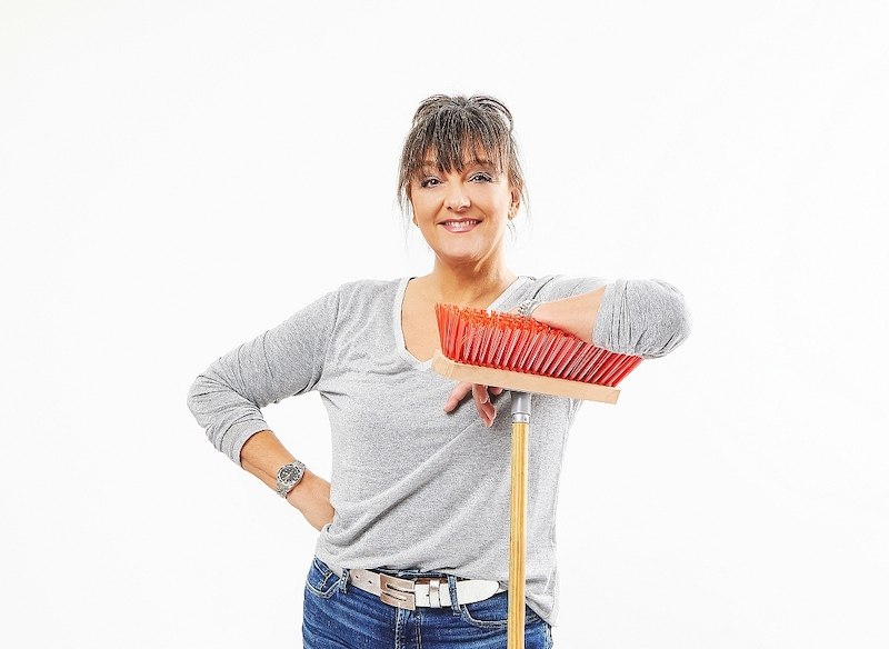 Frau in grauem Pullover und Jeans lehnt lächelnd auf einen roten Besen vor weißem Hintergrund., © Stadtverwaltung Marbach Frau in grauem Pullover und Jeans lehnt lächelnd auf einen roten Besen vor weißem Hintergrund., © Stadtverwaltung Marbach
