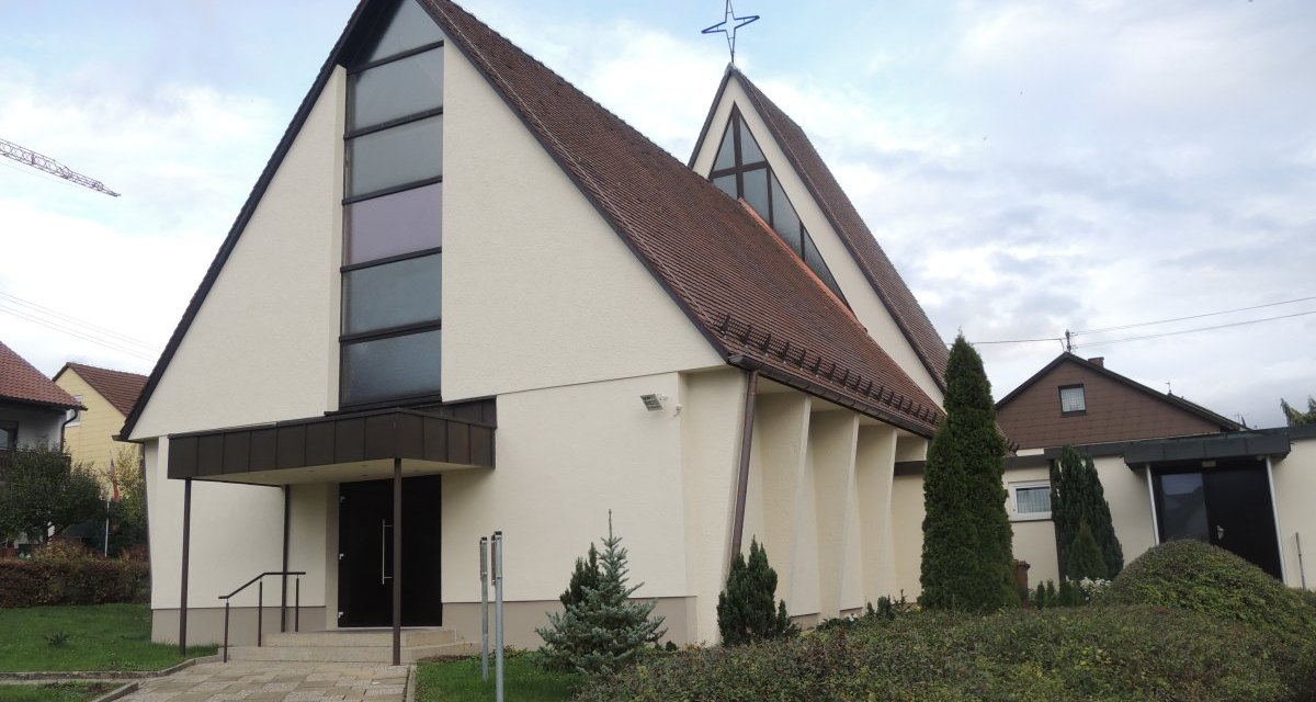 Die katholische St. Martin-Kirche in Horrheim zeigt ein modernes Design mit spitzem Dach, großen Glasfenstern und ist von Grünflächen umgeben., © Land der 1000 Hügel - Kraichgau-Stromberg Die katholische St. Martin-Kirche in Horrheim zeigt ein modernes Design mit spitzem Dach, großen Glasfenstern und ist von Grünflächen umgeben., © Land der 1000 Hügel - Kraichgau-Stromberg