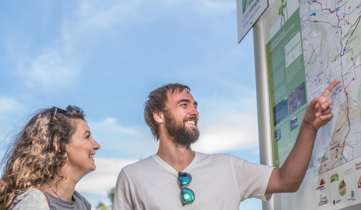 Ein Mann und eine Frau stehen vor einer Informationstafel im Freien. Der Mann zeigt auf die Tafel, während die Frau eine Broschüre hält., © Landkreis Göppingen Ein Mann und eine Frau stehen vor einer Informationstafel im Freien. Der Mann zeigt auf die Tafel, während die Frau eine Broschüre hält., © Landkreis Göppingen