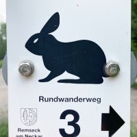 Schild mit schwarzem Hasen-Symbol, Aufschrift 'Rundwanderweg', Nummer 3, Pfeil nach rechts, Wappen von Remseck am Neckar., &copy; Stadt Remseck am Neckar