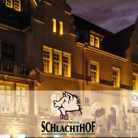Das Restaurant Stuttgarter Schlachthof ist bei Nacht beleuchtet. Die Fassade zeigt ein Schweine-Museum und ein Café., © Wilhelmer Gastronomiebetriebe GmbH