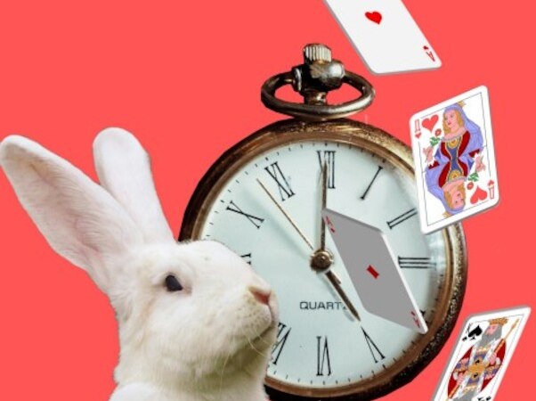 Weißes Kaninchen vor Taschenuhr, umgeben von schwebenden Spielkarten auf rotem Hintergrund., © DAT Kunstschule Weißes Kaninchen vor Taschenuhr, umgeben von schwebenden Spielkarten auf rotem Hintergrund., © DAT Kunstschule