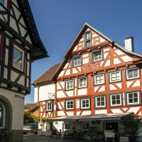 Fachwerkhäuser in der Altstadt von Waiblingen, Deutschland, bei sonnigem Wetter. Ein Turm ist im Hintergrund sichtbar., © SMG, Sarah Schmid