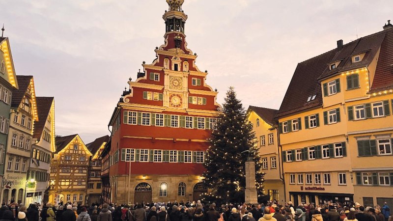 Ein großer Weihnachtsbaum steht vor dem Alten Rathaus, umgeben von einer Menschenmenge. Die Gebäude sind festlich beleuchtet., © Kulturamt der Stadt Esslingen am Neckar