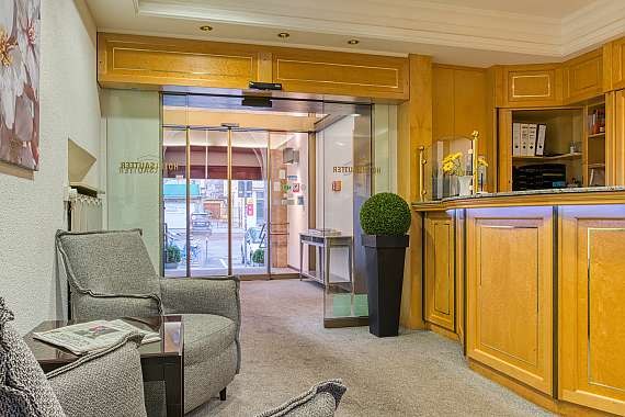 Empfangsbereich mit Holzm&ouml;beln, Sitzgelegenheiten und Glast&uuml;r. Einladende Atmosph&auml;re mit Pflanzen und Dekoration., &copy; Centro Hotels