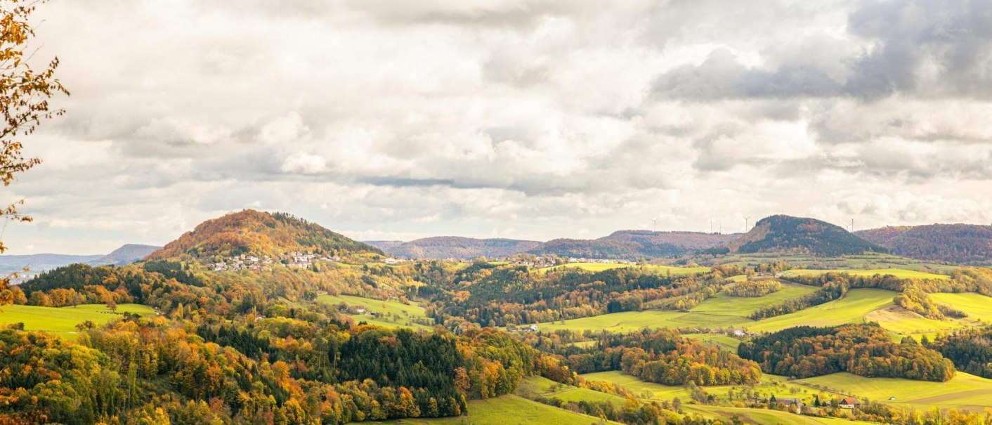 Herbstliche Landschaft mit bunten Wäldern und Hügeln um den Hohenstaufen bei Göppingen. Wolkenverhangener Himmel und Windräder am Horizont., © Stuttgart-Marketing GmbH, Sarah Schmid Herbstliche Landschaft mit bunten Wäldern und Hügeln um den Hohenstaufen bei Göppingen. Wolkenverhangener Himmel und Windräder am Horizont., © Stuttgart-Marketing GmbH, Sarah Schmid