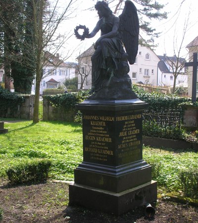 Grabmalsstatue auf dem alten Friedhof Schorndorf, &copy; Gr&icirc;leGar&icirc;le