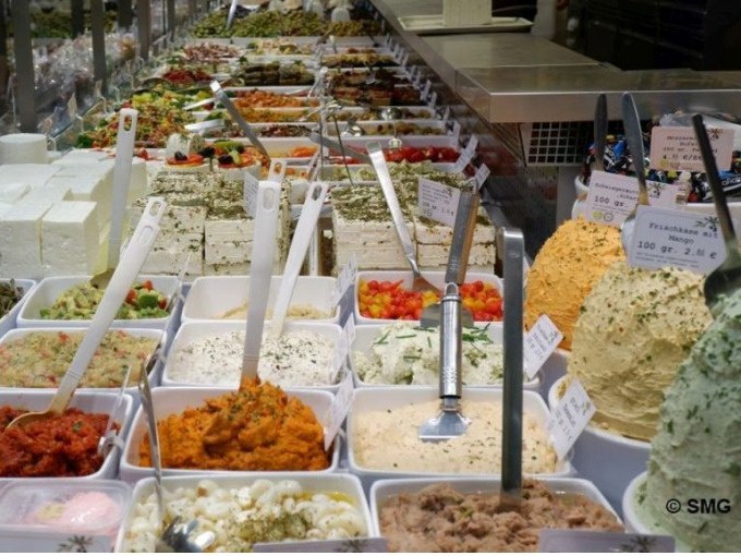 Vielf&auml;ltige Auswahl an K&auml;sesorten und Aufstrichen in einer Markthalle. Die Theke ist reichlich gef&uuml;llt mit bunten und appetitlichen Speisen., &copy; Stuttgart Marketing GmbH