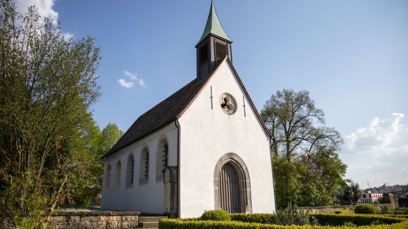 Die Maria Hilf Kapelle in Wernau steht unter blauem Himmel, umgeben von Bäumen und gepflegten Hecken., © Stuttgart-Marketing GmbH, Achim Mende