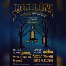 Poster f&uuml;r das Doom in Bloom Festival 2026 mit einer Kirche und B&auml;umen. Bands wie Well of Souls und Astral Rising treten auf., &copy; links im Bild