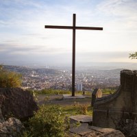 Holzkreuz auf dem Birkenkopf in Stuttgart, umgeben von Tr&uuml;mmern, mit Blick auf die Stadt im Hintergrund bei Sonnenuntergang., &copy; Stuttgart-Marketing GmbH