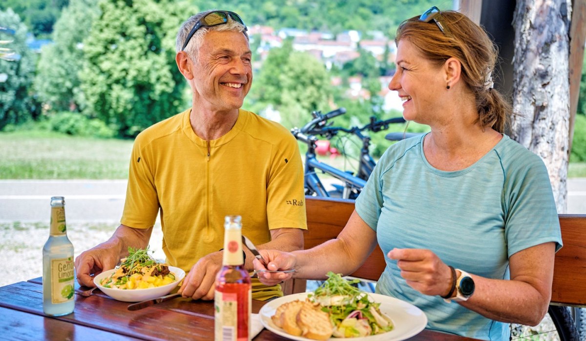 Radfahrer im Biergarten am Kocher, © Touristikgemeinschaft Hohenlohe e.V. | Florian Trykowski
