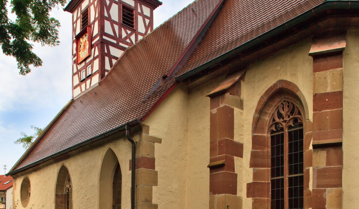Die Nikolauskirche in Waiblingen-Hegnach zeigt einen Fachwerkturm und rote Dachziegel. Der Himmel ist leicht bewölkt., © Waiblingen - Stuttgart-Marketing GmbH Die Nikolauskirche in Waiblingen-Hegnach zeigt einen Fachwerkturm und rote Dachziegel. Der Himmel ist leicht bewölkt., © Waiblingen - Stuttgart-Marketing GmbH