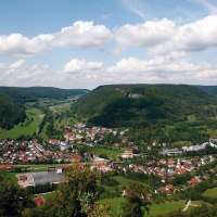 Panoramablick auf Bad Ditzenbach, umgeben von grünen Hügeln und Wäldern unter einem bewölkten Himmel., © Stuttgart-Marketing GmbH Panoramablick auf Bad Ditzenbach, umgeben von grünen Hügeln und Wäldern unter einem bewölkten Himmel., © Stuttgart-Marketing GmbH