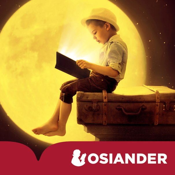 Ein Junge sitzt auf einem Koffer vor einem gro&szlig;en Mond und liest ein leuchtendes Buch. Der Hintergrund ist dunkel mit Sternen., &copy; Osiander Vertriebsgesellschaft mbH & Co. KG