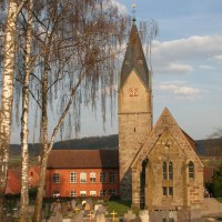 Die Martinskirche in Ottendorf mit ihrem markanten Turm, umgeben von einem Friedhof und blühenden Bäumen im Frühling., © Petra Natzkowski Die Martinskirche in Ottendorf mit ihrem markanten Turm, umgeben von einem Friedhof und blühenden Bäumen im Frühling., © Petra Natzkowski