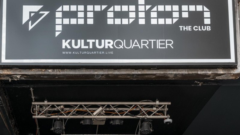 Schild von Proton The Club im Kulturquartier mit Website-Adresse. Darunter Beleuchtung und Metallstruktur sichtbar., &copy; Stuttgart Marketing GmbH, Sarah Schmid