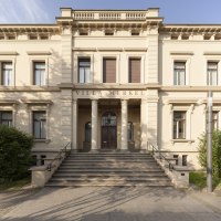 Die Villa Merkel in Esslingen zeigt eine prächtige Fassade mit Säulen und einer breiten Treppe. Der Schriftzug 'Villa Merkel' ist über dem Eingang sichtbar., © www.wilhelmy-fotografie.de / Dirk Wilhelmy