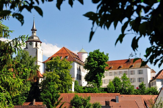 Historisches Geb&auml;ude mit Turm und roten D&auml;chern, umgeben von B&auml;umen. Museum der Alltagskultur., &copy; Landesmuseum W&uuml;rttemberg