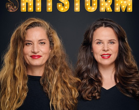 Plakat für 'Suchtpotenzial: Shitstorm' mit zwei Frauen. Oben stehen die Namen Ariane Müller und Julia Gámez Martín. Unten humorvolle Produktionsdetails., © Scala Kultur Live gGmbH