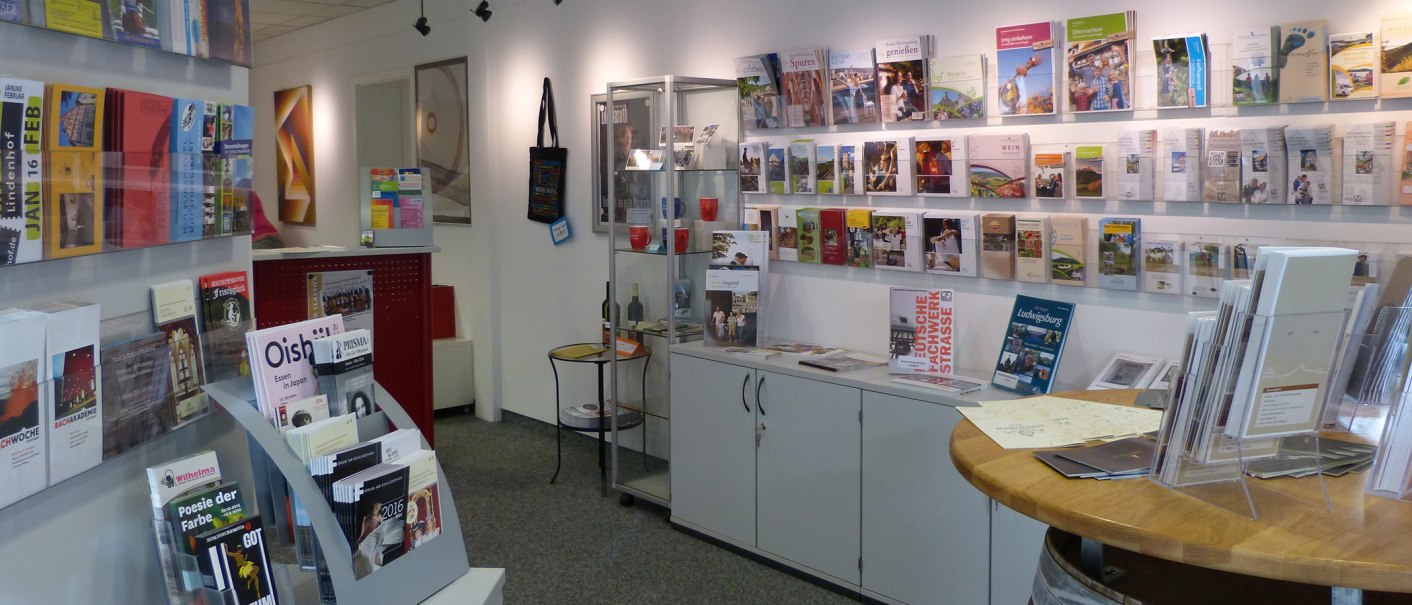 Touristeninformation mit zahlreichen Broschüren und Prospekten an den Wänden und auf Tischen, helle und einladende Atmosphäre., © Stadt Vaihingen an der Enz