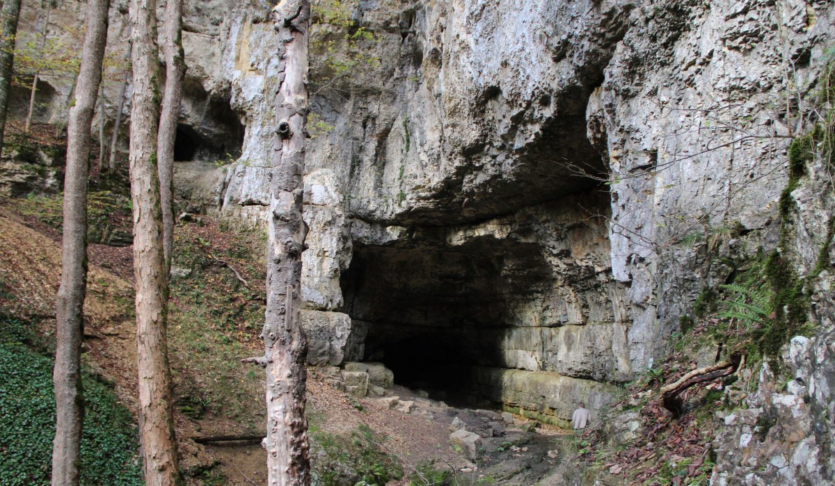 Zur Höhle gelangt man über einen Wanderweg, © Bad Urach Tourismus