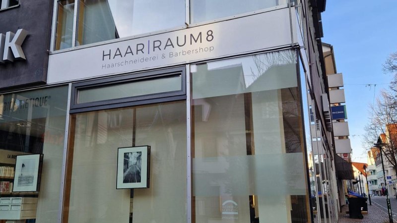 Au&szlig;enansicht des Friseursalons 'HAAR|RAUM8' mit gro&szlig;en Glasfenstern und moderner Architektur., &copy; cStadtN&uuml;rtingen